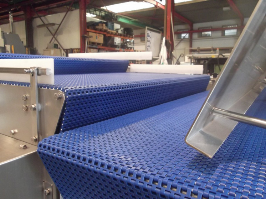 Transportbanden met modulaire schakelband